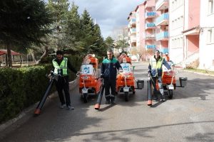 Kayseri Büyükşehir’e 3 park süpürge makinesi