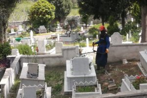 Muğla’da bayram öncesi mezarlık temizliği